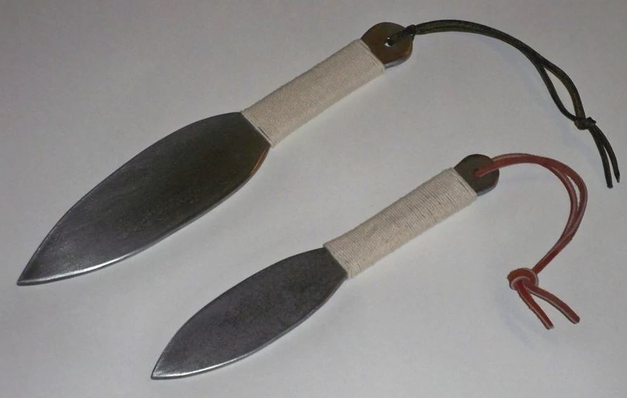 Senjata Kunai khas Jepang.