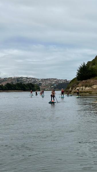 Grupo remando en SUP río abajo por el Rapel