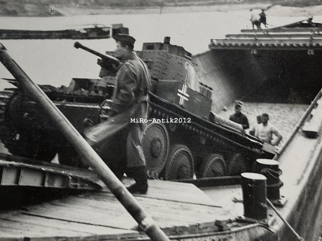 Foto, Wk2, tschechischer Panzerkampfwagen 38 (t) auf Fähre.