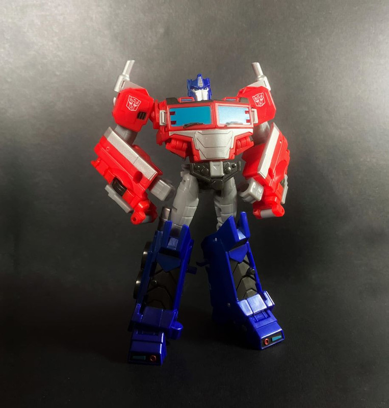 Cyberverser-Deluxe-Optimus-Prime-01