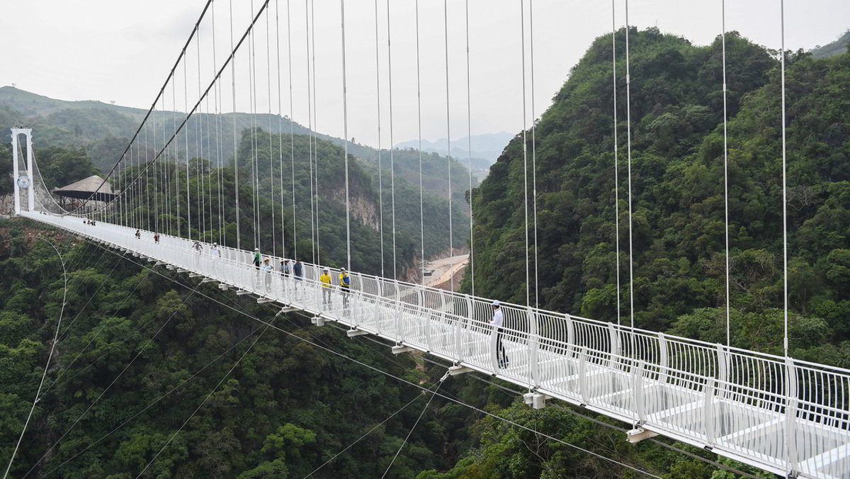 Bach Long, il ponte di vetro più lungo del mondo, in Vietnam.