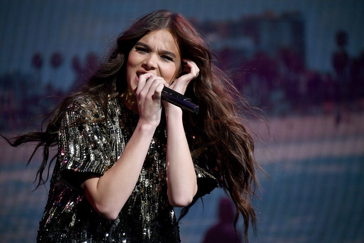 hailee-steinfeld-performs-at-radio-city-music-hall-in-new-york-0