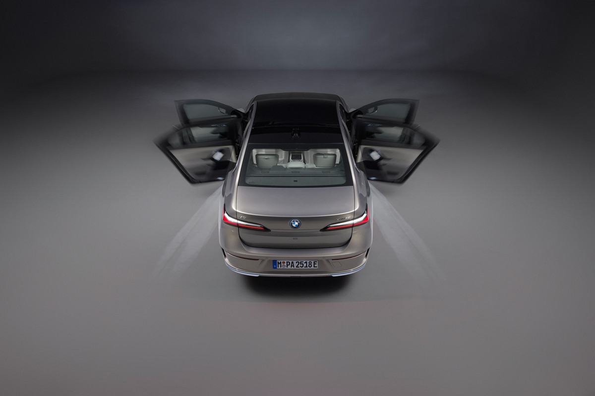 P90460969_highRes_the-new-bmw-7-series