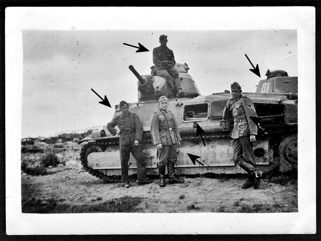 Original Foto französischer 2 Panzer SOMUA, am S
