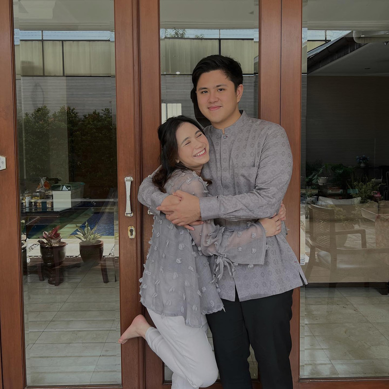 Momen perayaan Hari Raya Idulfitri 1443 H pasangan artis Ashilla Blink dan Heisel Bolang.