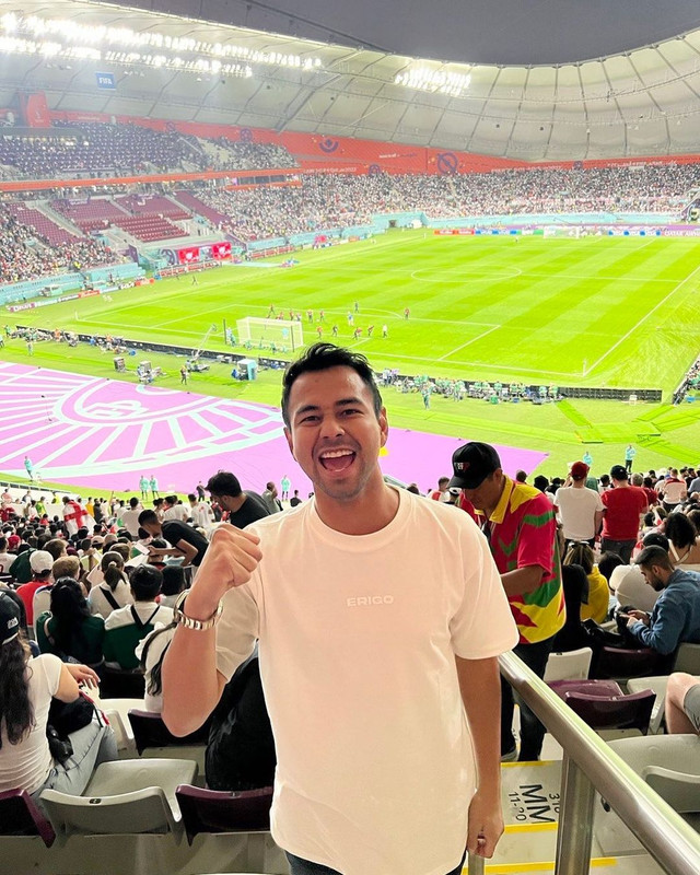 Momen Raffi Ahmad menonton pertandingan Piala Dunia 2022 langsung di Qatar.