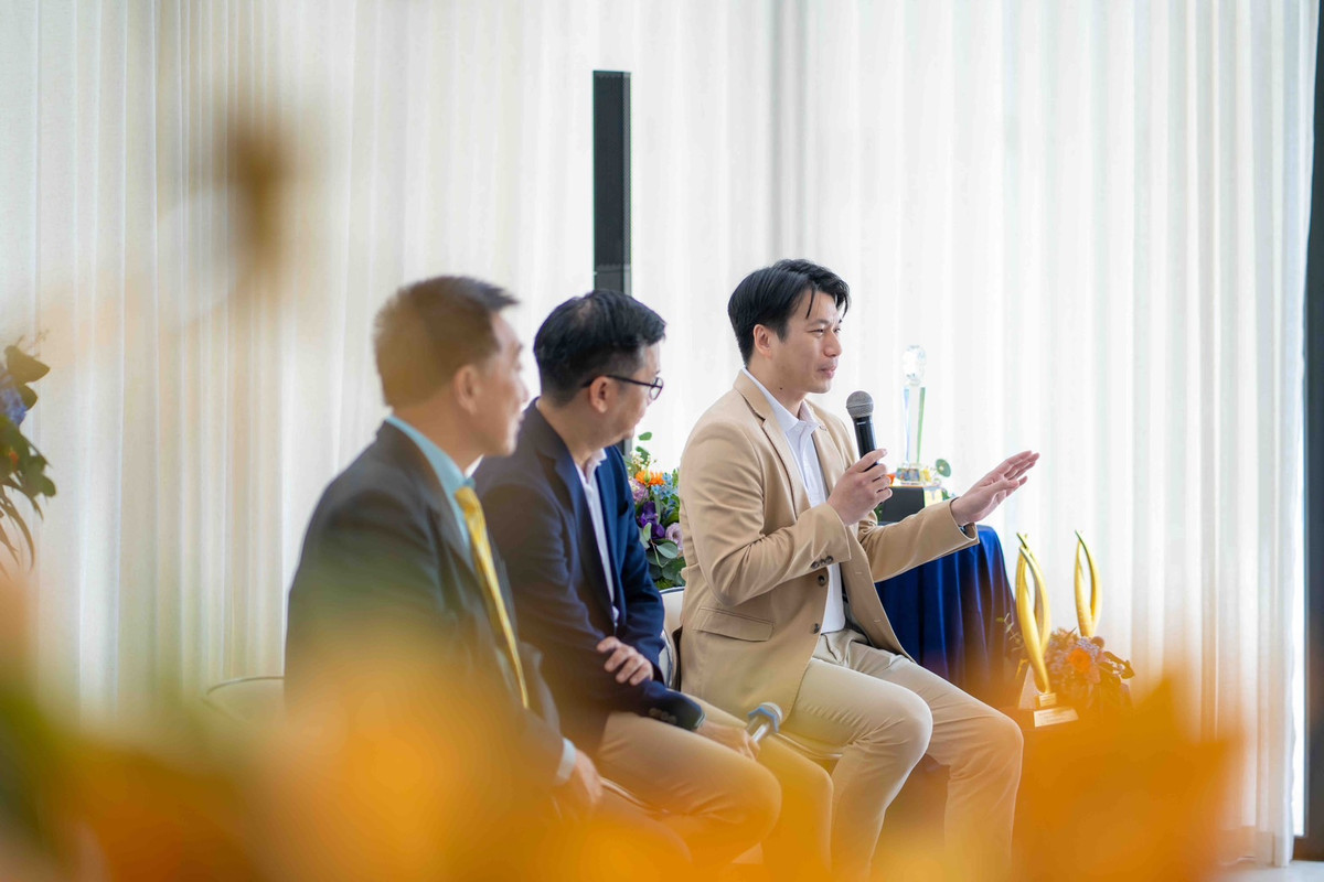 คุณสวิส หงส์พิทักษ์พงศ์