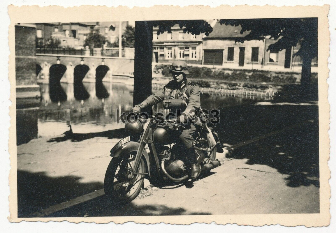 Foto Kradmelder der Wehrmacht mit umgehängter Gasmaske auf Motorrad im Westen 1940