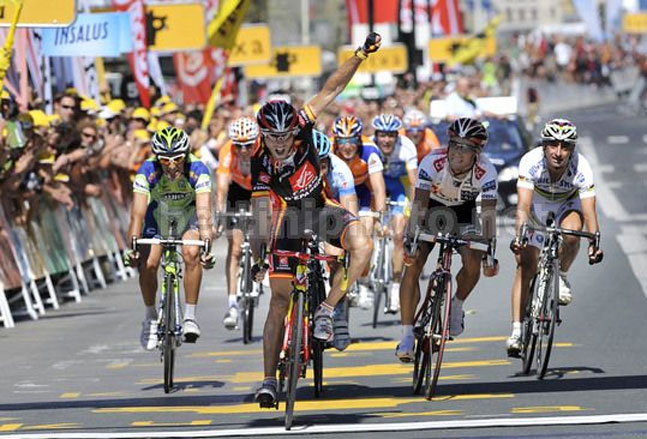 La volata vincente di Valverde sul traguardo di San Sebastián nel 2008, quando precedette il russo Kolobnev e Rebellin, che vediamo all’estremità destra della foto (foto Bettini)