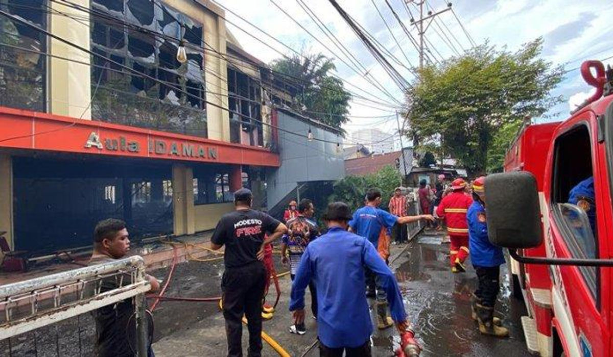 12 Mobil Damkar Dikerahkan Padamkan Api di Gedung Pernikahan Manado