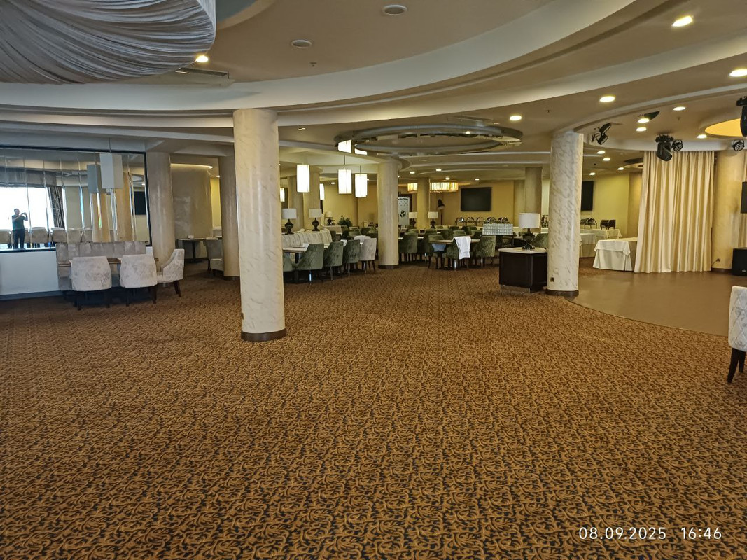 Ресторан в Шахтер Плаза