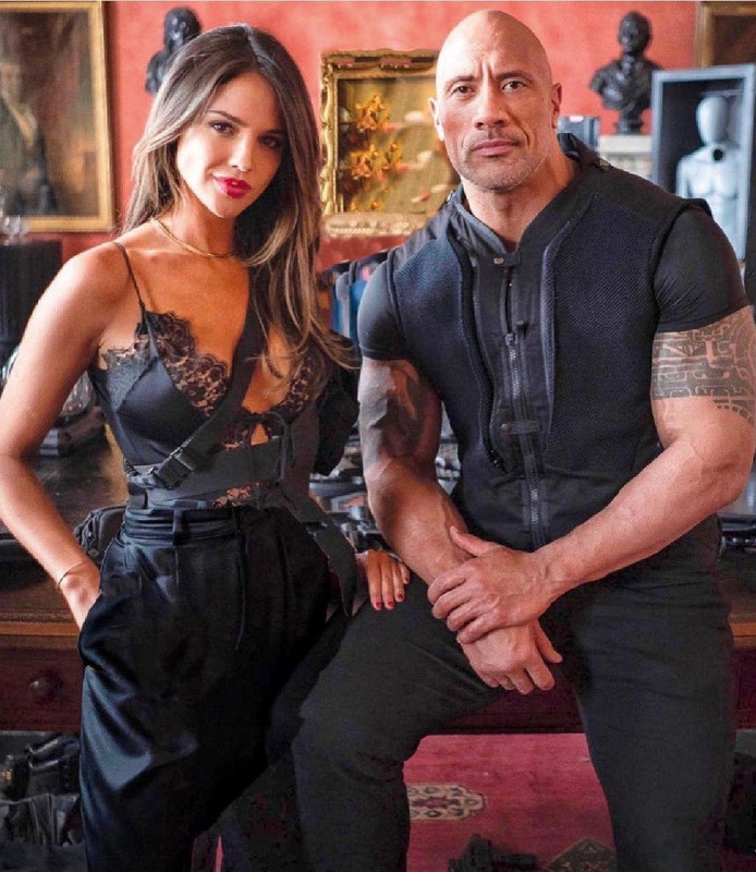 Dwayne-Johnson-and-Eiza-Gonzalez-on-Hobbs-and-Shaw-set~2