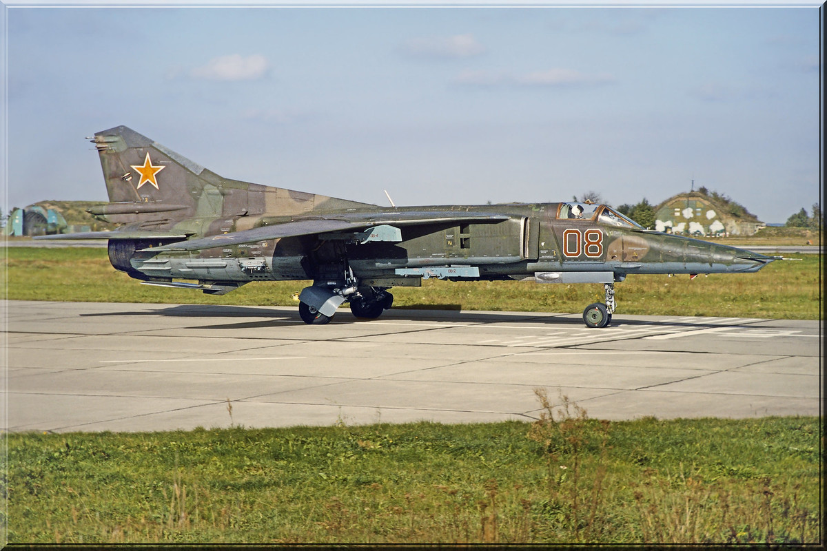 296 APIB MiG-27M 08 Red_83712545258, Summer 1992_3