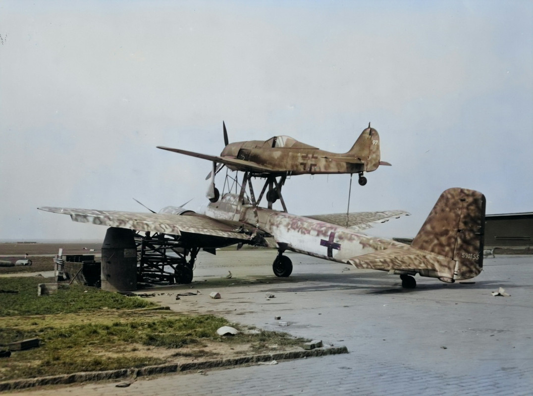 Photos colorisees  - Page 38 Le-Ju-88-serait-largu-au-dessus-de-la-cible-radiocommand-e-par-le-Fw-190-Celui-ci-a-t-captur-par
