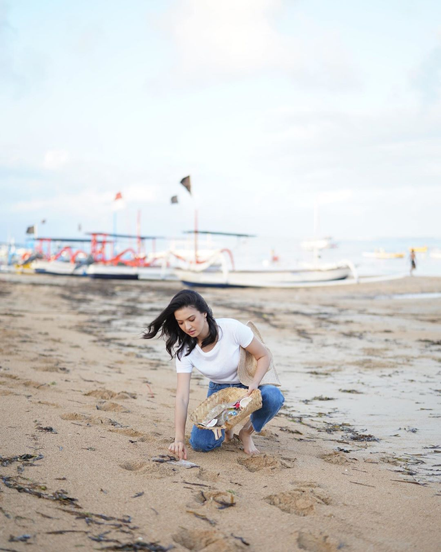 Raline Shah memunut sampah di pantai