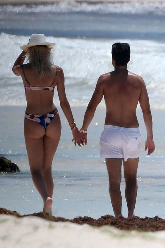 devon-windsor-in-bikini-at-a-beach-in-tulum-06-10-2018-2