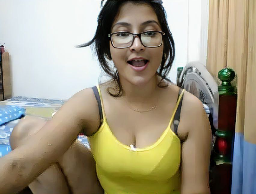 Beautifull cam girl teasing live show