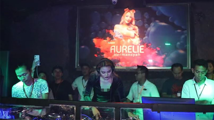 Aurel Hermansyah menjadi DJ