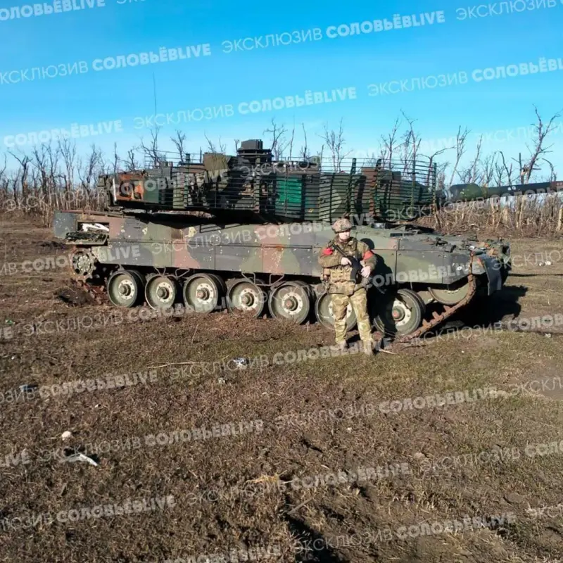 Leopard 2 Ukrainiens - Page 5 Z-Soldat-russe-avec-un-Leopard-2-A6-endommag-et-abandonn-Revendiqu-comme-captur