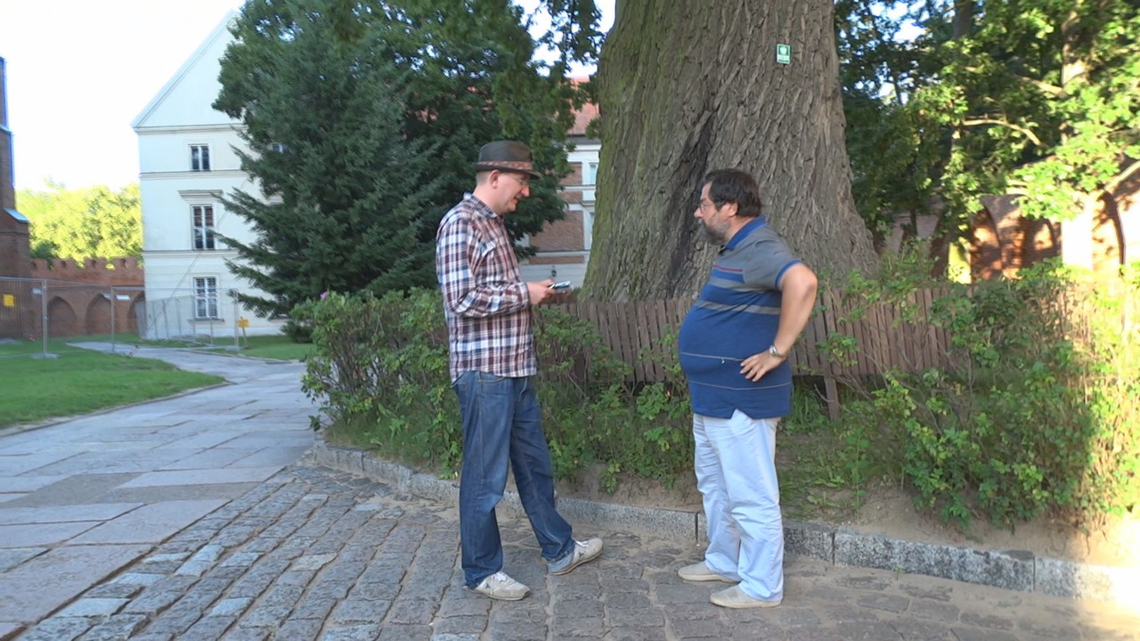 33.12 - Scenku na katedralnym dziedzińcu_001087