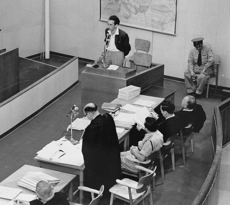 Abba Kovner, poeta y partisano judío, sobreviviente del ghetto de Vilna, testifica durante el proceso de Adolf Eichmann. Jerusalén, Israel, el 4 de mayo de 1961