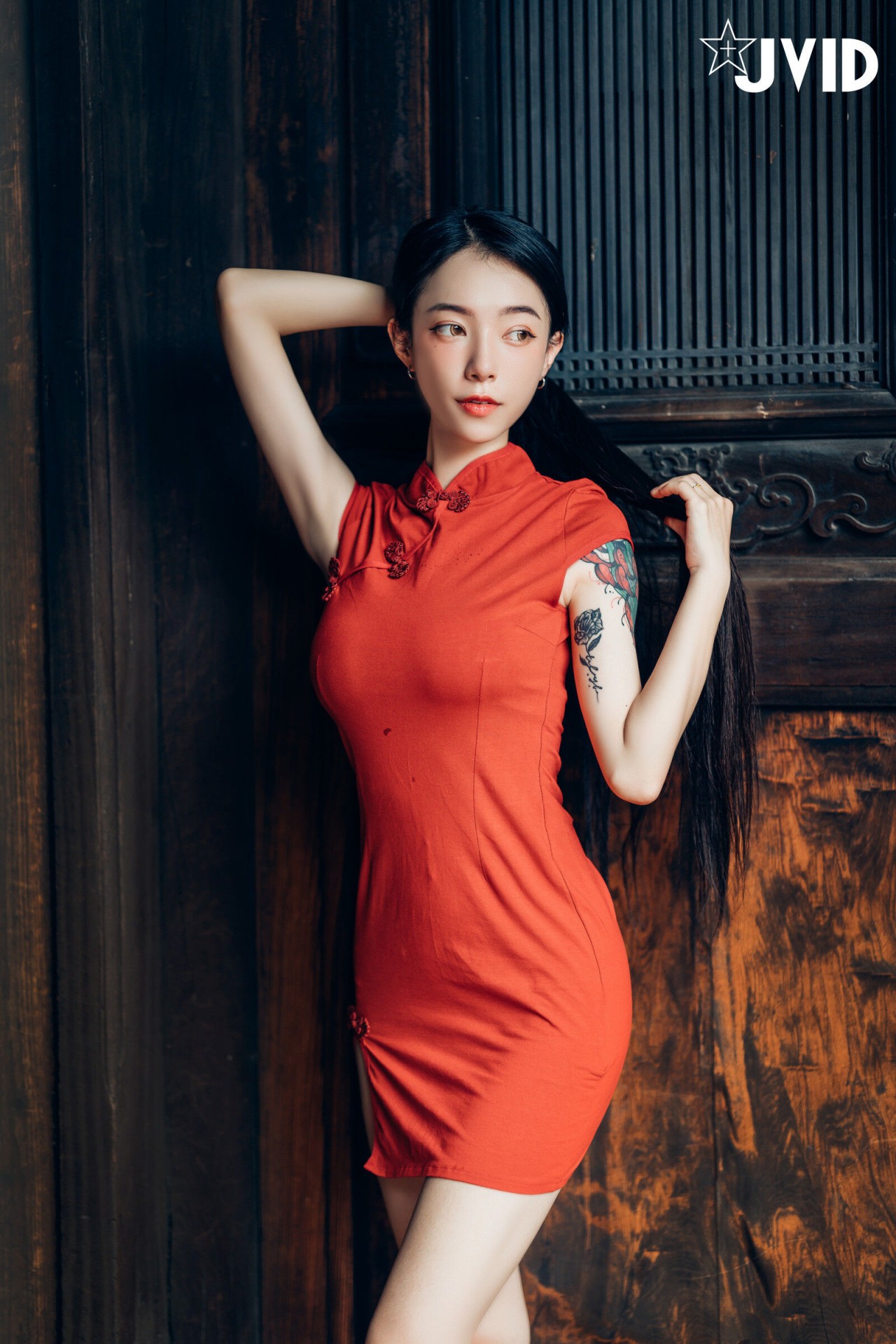 jvid 露出 色色旗袍写真，复古窗边的红衣纹身女孩插图9