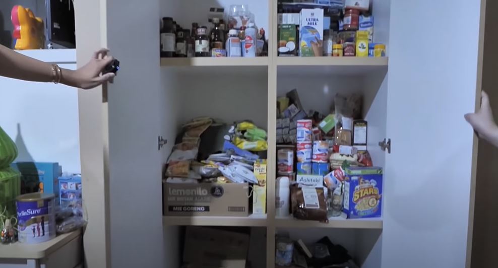 Tempat rahasia Nagita Slavina, penuh makanan (YouTube/Baim Paula)