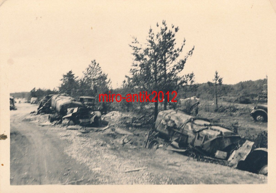Foto, Wehrmacht, Blick auf zerstörte Fahrzeuge a
