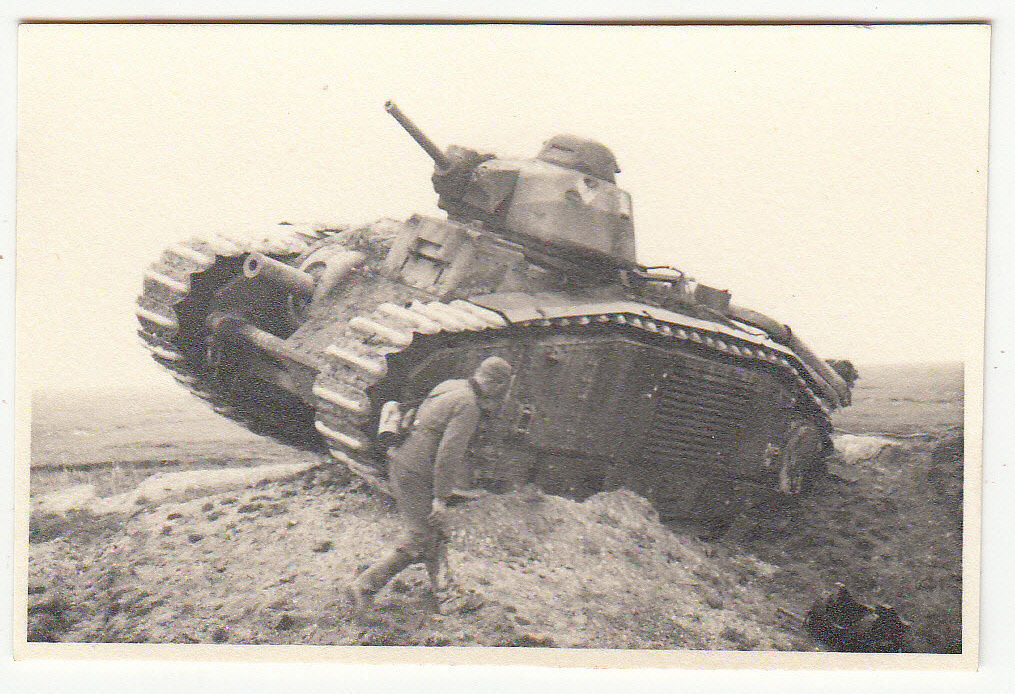 Französischer Panzer mit Deutschen WH Soldat in 