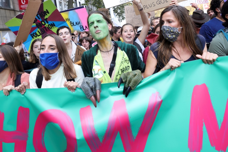 Miles marchan en Bruselas contra el cambio climático; exigen medidas más aduaces