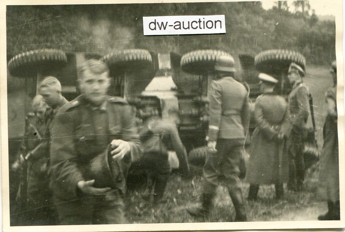 8-Rad Panzerspähwagen umgekippt , 23 PZ DIV. (1)