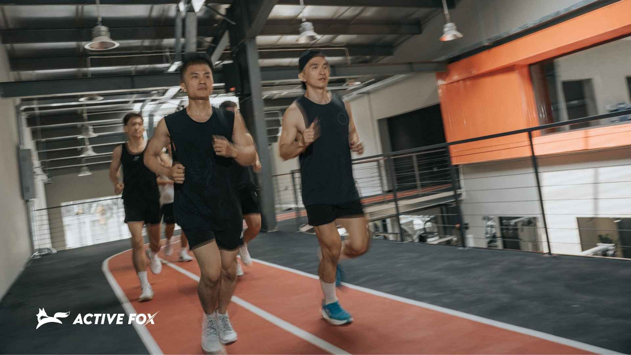 Người chạy dồn sức trên đường, mô phỏng cảm giác chạy ngay sau trạm sức mạnh trong HYROX