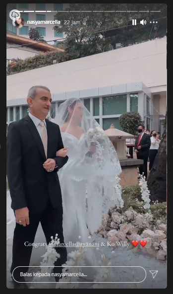Marcella Daryanani diantar sang ayah menuju altar