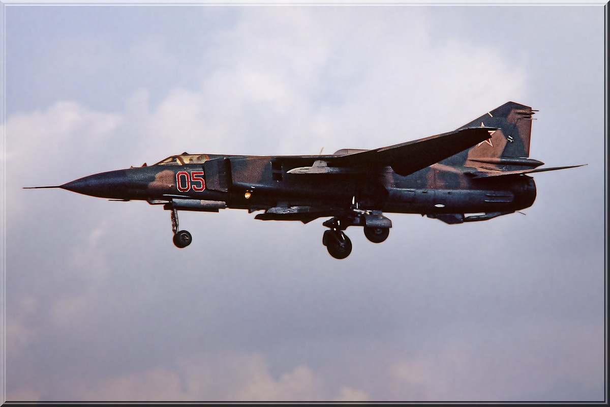 833 IAP Mig-23MLD 05 Red_Summer 1991