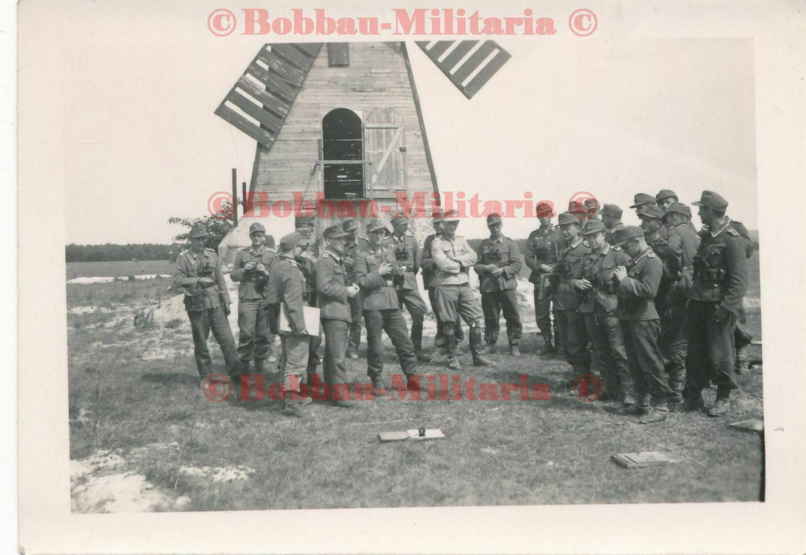 Russland Wehrmacht Soldaten vor Bockwindmühle Windmühle windmill mill Mühle