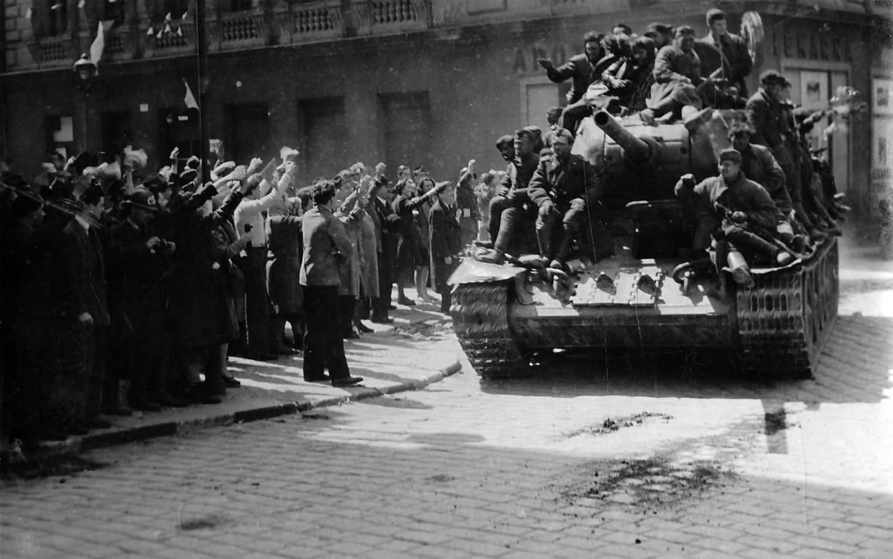 1945-Prague-uprising-T-34.jpg