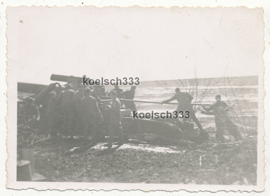 Foto Kanoniere der Wehrmacht feuern mit einem 21cm Morser an der Ostfront 1941 2