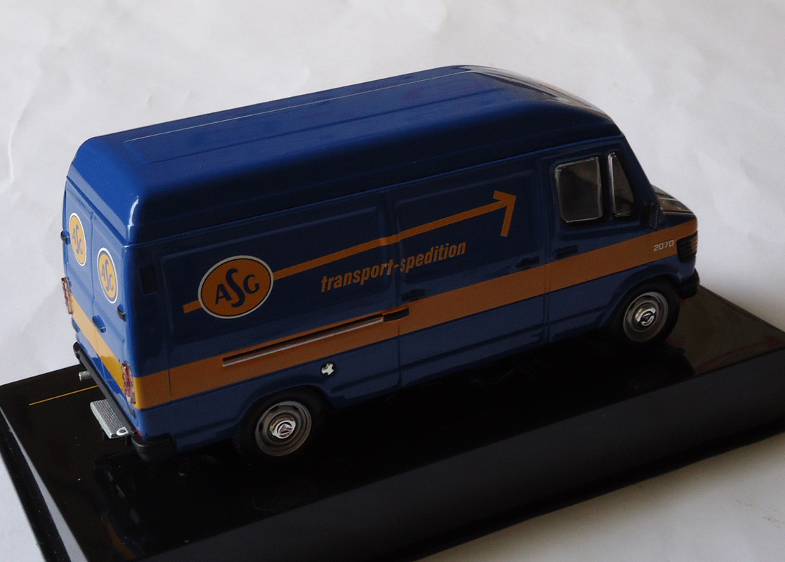 Mercedes-Benz-207D Van