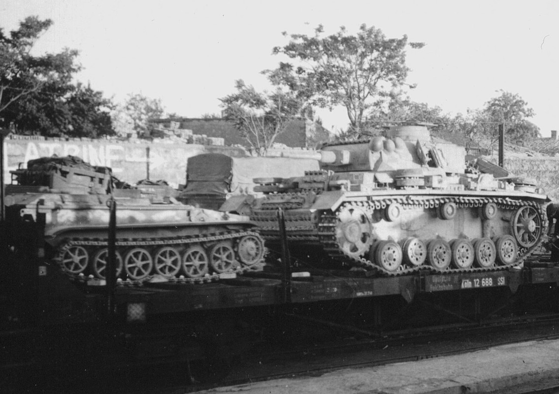 Танкетка Borgward B-IV и Pz III на жд платформе