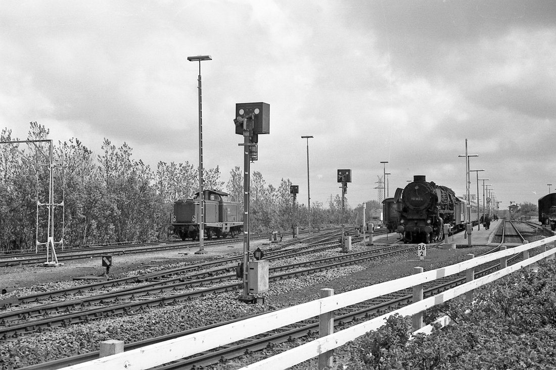 https://i.postimg.cc/J7PqKGGG/012-063-4-Bw-Rheine-am-22-05-75-mit-D-735-in-Norddeic-1.jpg