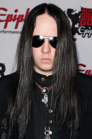 Joey Jordison, salah satu pendiri dan drummer lama dari band heavy metal ikonik Slipknot, meninggal Senin menurut pernyataan dari keluarganya. Penyebab kematiannya tidak diungkapkan, tetapi pernyataan itu mengatakan dia meninggal dalam tidurnya. Dia berusia 46 tahun.