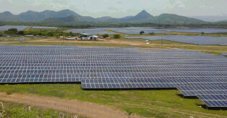 Une centrale solaire 