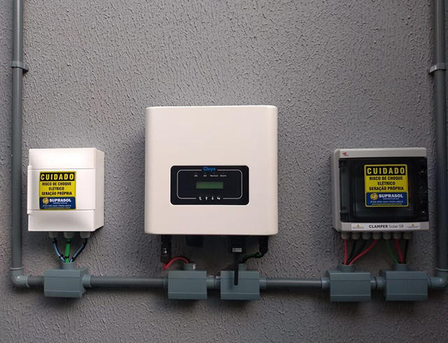 Paneles solares y banco de baterías