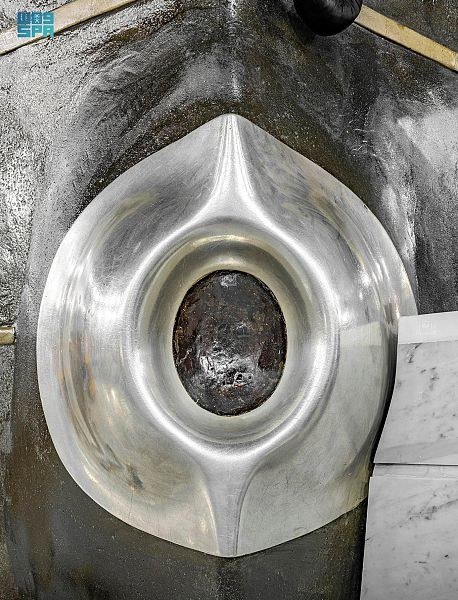Otoritas Saudi merilis foto-foto baru yang menawarkan pemandangan Hajar Aswad dari dekat yang belum pernah dilihat sebelumnya di Ka'bah di Mekkah.