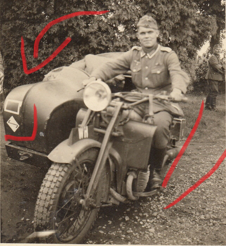 Foto WH Soldat Kradmelder BMW Motorrad Wappen Kennung Zündapp Seitenwagen