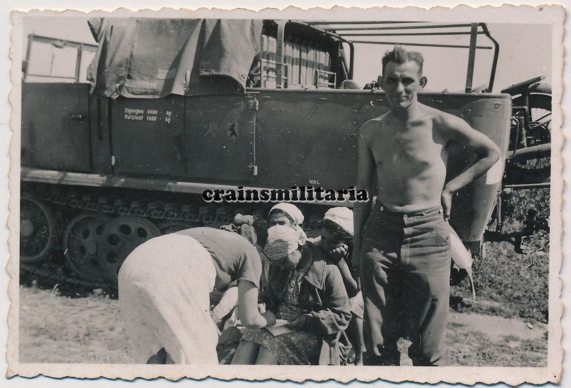 Orig. Foto SdKfz 11 Halbkette m. Kennung 3.Pz.Div. AR.75 Bevölkerung Russlad