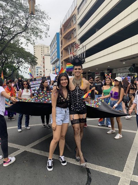 Comunidad LGBTIQ+ marchó con su orgullo en Caracas en una colorida y alegre movilización (+Imágenes) FWv-Sss-X0-AE0-Pb-L