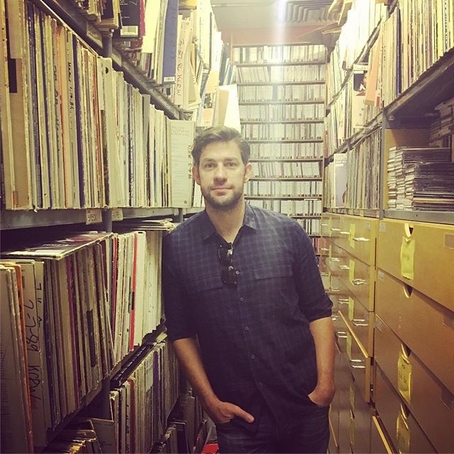 Aktor John Krasinski terkenal sebagai Jim Halpert pada sitkom hit 'The Office.' Dia juga membintangi film-film seperti 'Aloha,' '13 Hours, 'dan' A Quiet Place’.