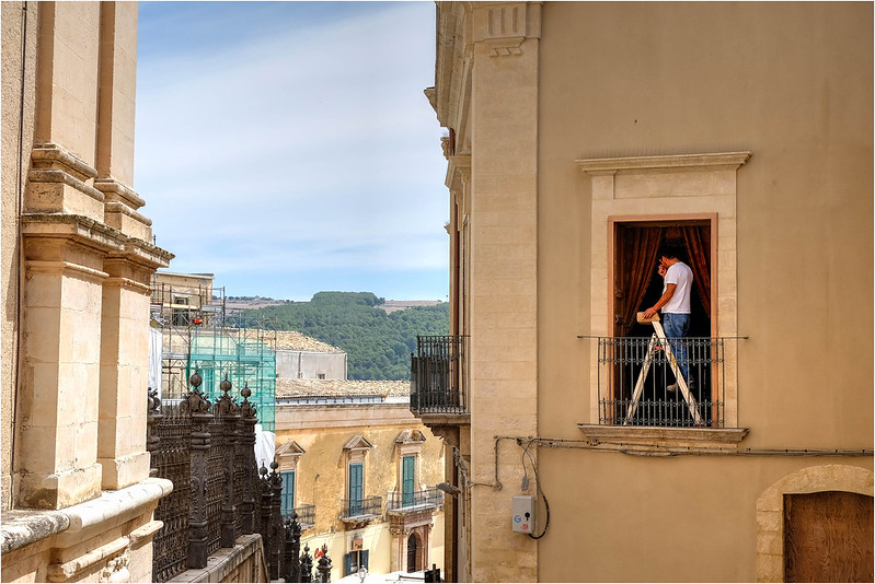 people-ladders-house-scicily.jpg