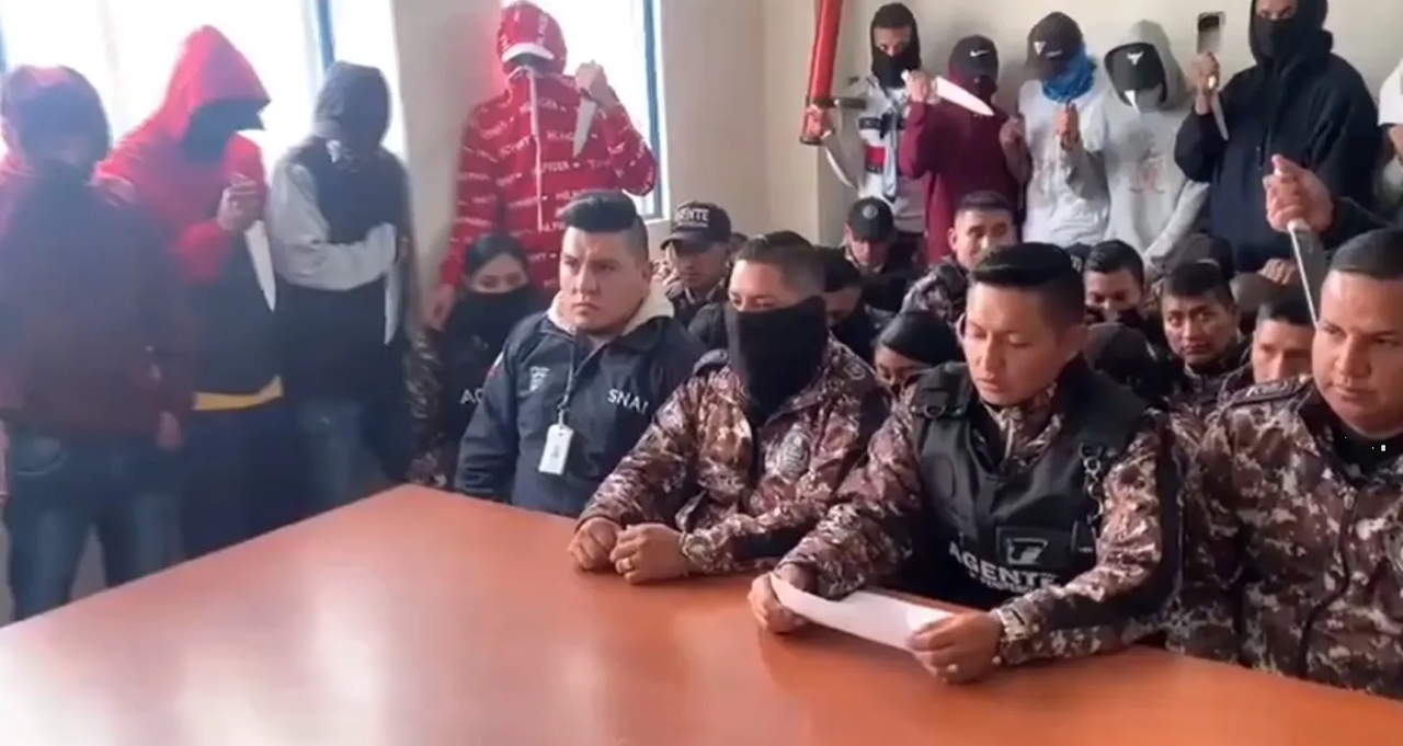 Policías secuestrados en una cárcel de Ecuador envían mensaje a Noboa: videos
